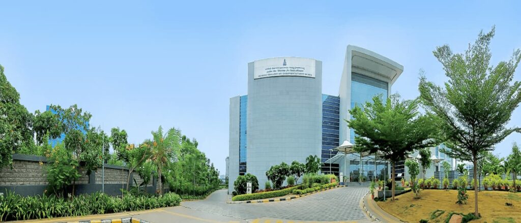 Opportunity in India's Insurance Industry: भारताच्या विमा उद्योगात वाढीची मोठी संधी: IRDIA अध्यक्षांची भूमिका. 2 Opportunity in India's Insurance Industry: IRDIA