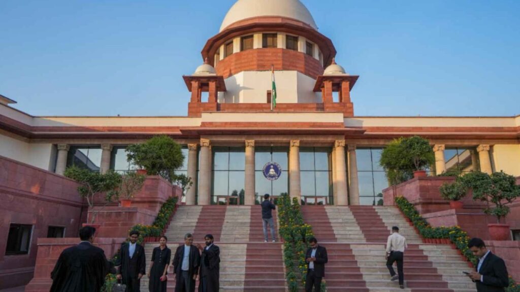 Supreme Court Vehicle Licence Judgement: बाइक-कार लाइसेंस धारकांसाठी सुप्रीम कोर्टाचा महत्त्वपूर्ण निर्णय: 7500kg पर्यंत ट्रान्सपोर्ट वाहन चालवण्याची मुभा 2 Supreme Court Vehicle Licence Judgement