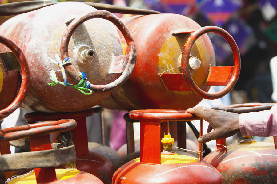 LPG Cylinder Price Hike: एलपीजी सिलेंडरच्या किमतीत वाढ: डिसेंबरच्या पहिल्या दिवशीच महागाईचा झटका! 2 LPG Cylinder Price Hike