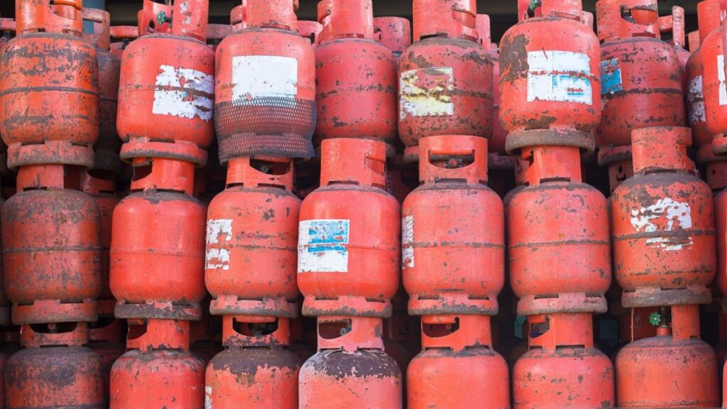 LPG Cylinder Expiry Date: एलपीजी सिलेंडरच्या मुदत संपण्याची तारीख कशी तपासावी; संपूर्ण माहिती इथे पहा 2 LPG Cylinder Expiry Date