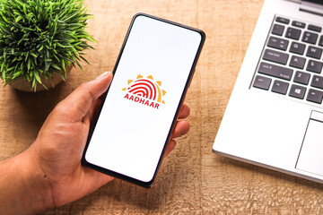 Aadhar card Security Features: आपले आधार कार्ड सुरक्षित आहे? जाणून घ्या; महत्वपूर्ण सुरक्षा टिप्स, स्टेप-बाय-स्टेप. 3 Aadhar card Security Features