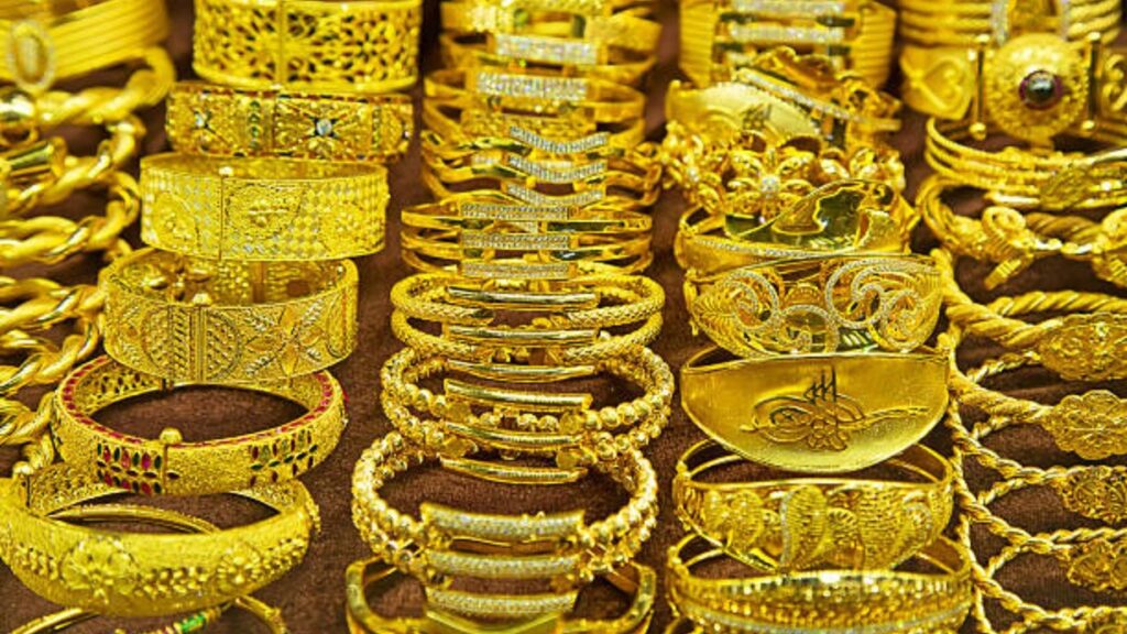 Today Gold Rate India: भारतातील आजच्या दिवशी सोन्याचे दर काय आहेत? 22 कॅरट सोन्याची किंमत आणि आणि बाजाराची स्थिती पहा! 3 Today Gold Rate India