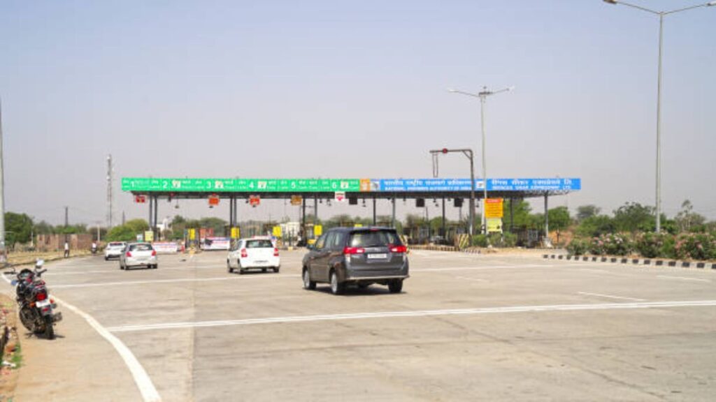 Toll Tax Increase: 1 एप्रिलपासून राष्ट्रीय महामार्गांवरील होणार टोल दरवाढ; बदलांची माहिती इथे पहा. 2 Toll Tax Increase