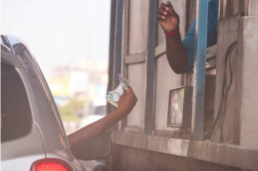 Toll Tax Increase: 1 एप्रिलपासून राष्ट्रीय महामार्गांवरील होणार टोल दरवाढ; बदलांची माहिती इथे पहा. 3 Toll Tax Increase