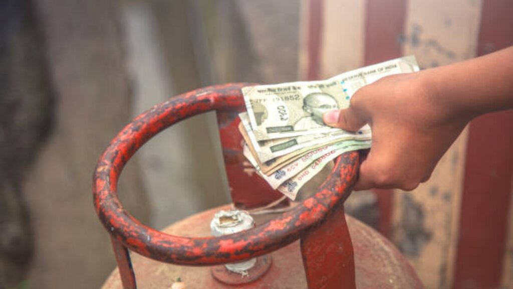 LPG Gas Cylinder Price: गॅस सिलेंडरच्या किंमतीत मोठी घट! जाणून घ्या; घरगुती व व्यावसायिक सिलेंडरसाठी नवीन दर. 3 LPG Gas Cylinder Price