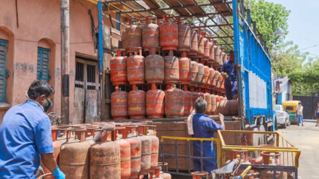 LPG Gas Cylinder Price: गॅस सिलेंडरच्या किंमतीत मोठी घट! जाणून घ्या; घरगुती व व्यावसायिक सिलेंडरसाठी नवीन दर. 2 LPG Gas Cylinder Price