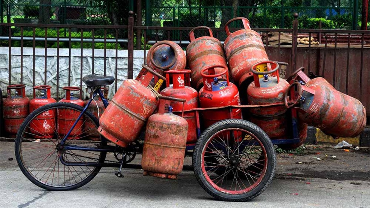 Gas Cylinder Check: सिलिंडरमध्ये किती गॅस शिल्लक आहे? हे कसे तपासावे, त्याचा सोपा आणि प्रभावी उपाय जाणून घ्या. 2 Gas Cylinder Check