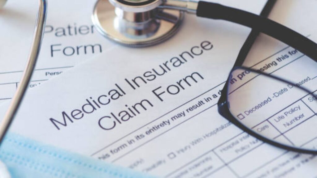 Health Insurance for Family: संपूर्ण कुटुंबासाठी सर्वोत्तम आरोग्य विमा निवडताना लक्षात ठेवा 'हे'5 महत्त्वाचे मुद्दे. 2 Health Insurance for Family