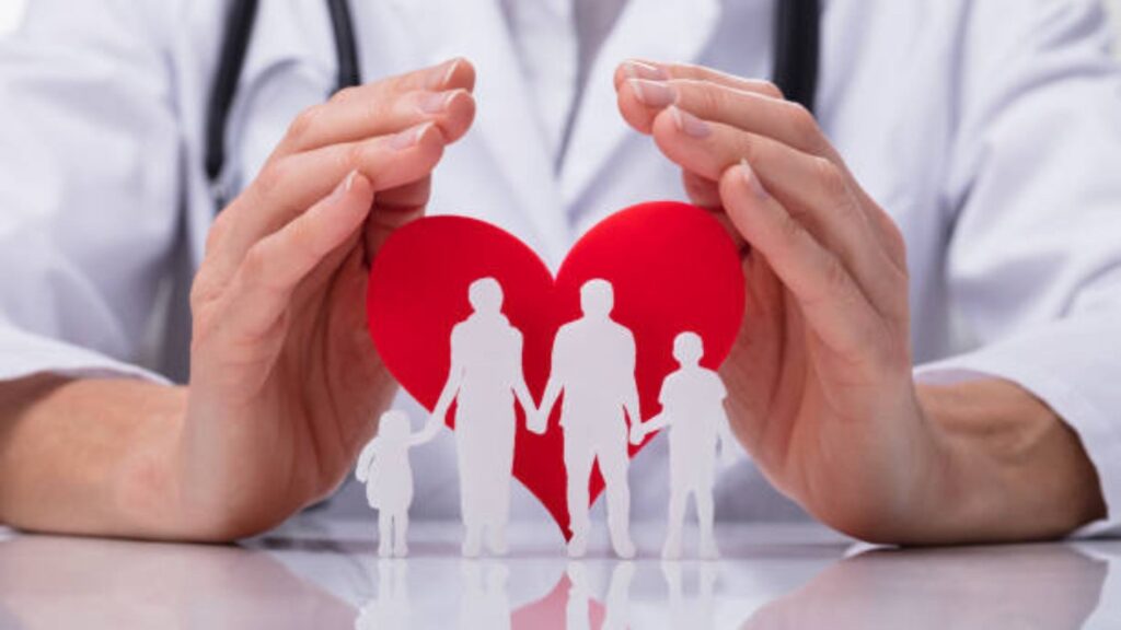Health Insurance for Family: संपूर्ण कुटुंबासाठी सर्वोत्तम आरोग्य विमा निवडताना लक्षात ठेवा 'हे'5 महत्त्वाचे मुद्दे. 3 Health Insurance for Family