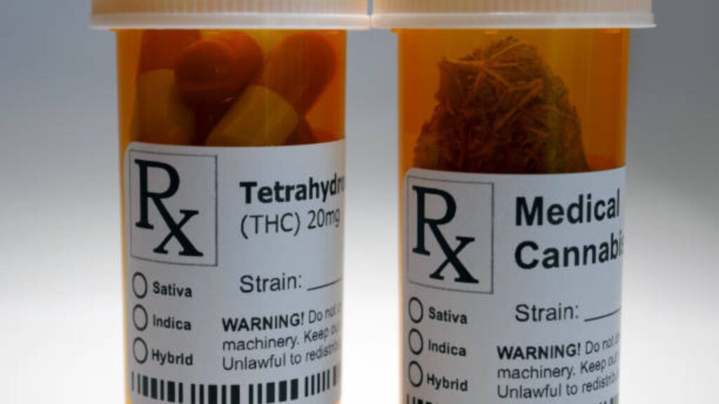 Red line on medicine strip: औषधांच्या पॅकेटवर लाल पट्टी का असते? जाणून घ्या महत्त्वाची माहिती, त्याचा अर्थ, नियम आणि सुरक्षित वापर. 2 Red line on medicine strip