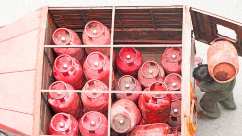 LPG Gas Price: व्यावसायिक सिलिंडरच्या दरात मोठी कपात; शासनाचा निर्णय, व्यावसायिकांना मिळाला मोठा दिलासा. 2 LPG Gas Price