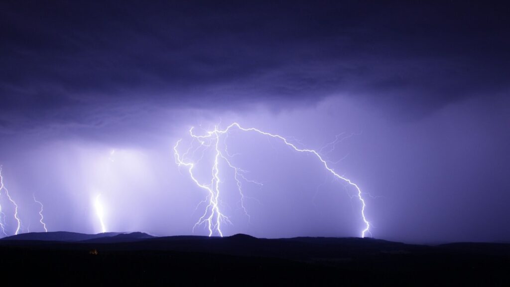 Maharashtra weather alert: महाराष्ट्रात पुढील 48 तासांत गारपिटी आणि मुसळधार पावसाचा इशारा! जाणून घ्या माहिती. 2 Maharashtra weather alert