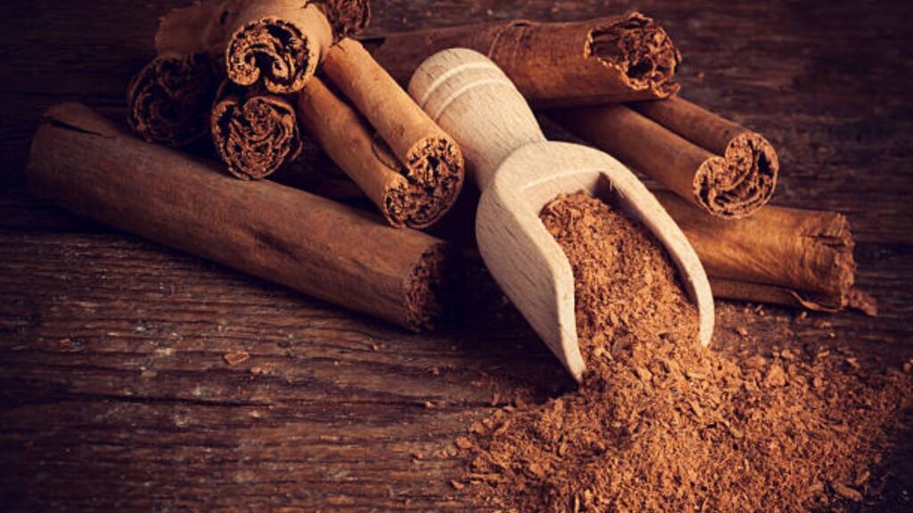Health Benefits of Cinnamon: दालचिनी पाणी; शरीरातील विषारी पदार्थ बाहेर काढून निरोगी राहण्याचा आरोग्यदायी सोपा उपाय. 2 Health Benefits of Cinnamon