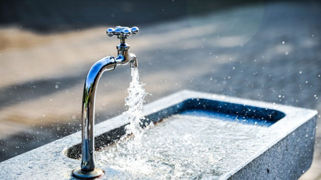 Drinking water health benefits: आपले शरीर निरोगी आणि तंदरुस्त राहण्यासाठी, वयानुसार पाणी पिण्याचे प्रमाण जाणून घ्या. 3 Drinking water health benefits