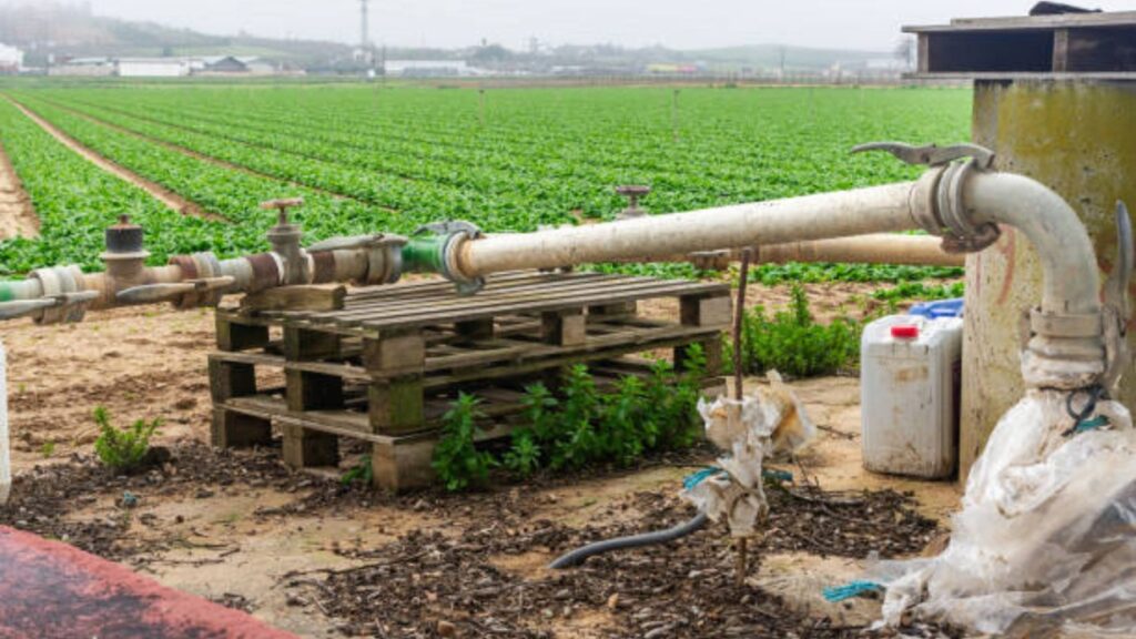 Borewell anudan yojana: महाराष्ट्रातील शेतकऱ्यांसाठी ५०,००० रु. अनुदान! शेतीच्या पाण्याची समस्या सोडवणारी योजना जाणून घ्या. 3 Borewell anudan yojana