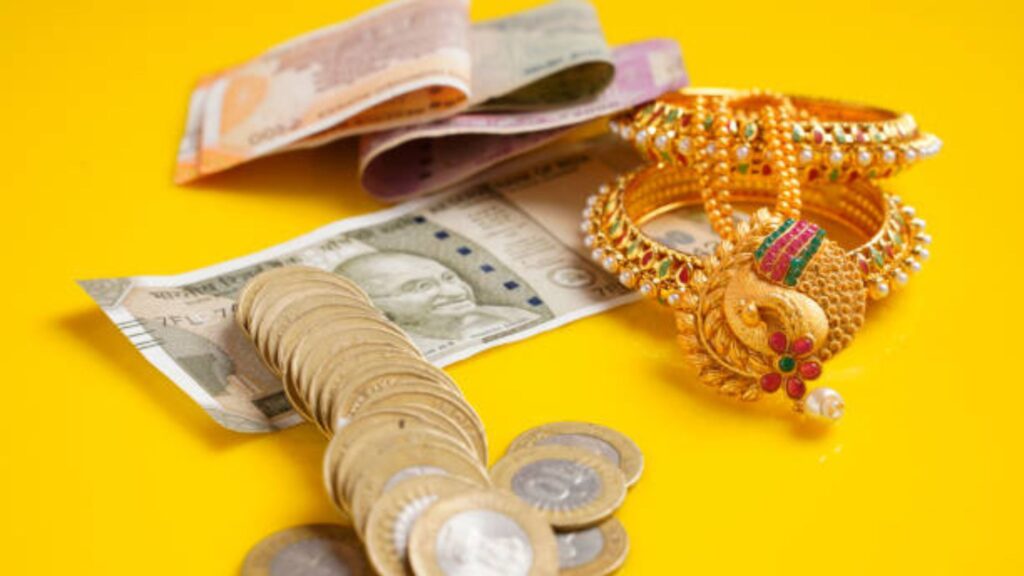 Gold price today 7April: सोने आणि चांदीच्या किमतीत मोठी घसरण; जाणून घ्या आज काय घडले. 2 Gold price today 7April