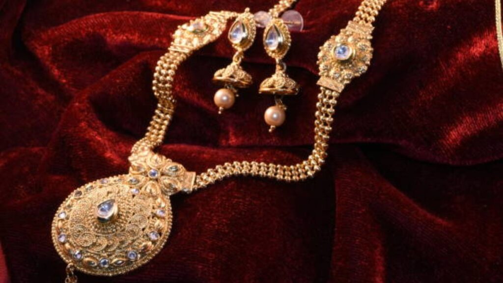 Gold price today 7April: सोने आणि चांदीच्या किमतीत मोठी घसरण; जाणून घ्या आज काय घडले. 3 Gold price today 7April