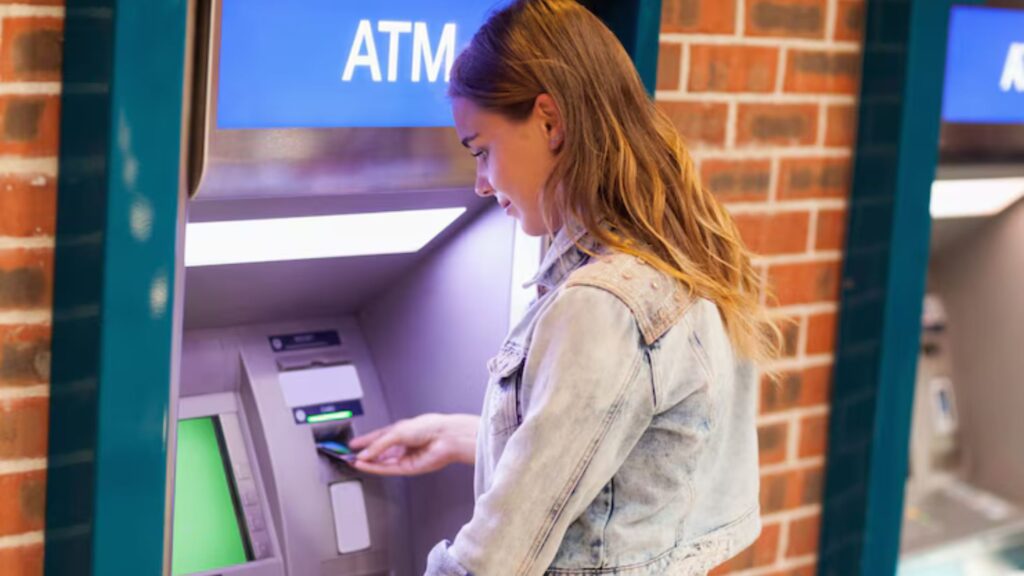 ATM cash withdrawal rules: RBI चा मोठा निर्णय, आता एटीएममध्ये सहज मिळणार ₹100 व ₹200 च्या नोटा; जाणून घ्या संपूर्ण माहिती! 2 ATM cash withdrawal rules