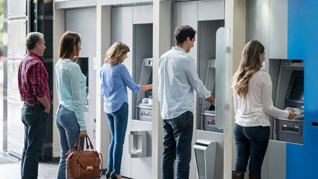 ATM cash withdrawal rules: RBI चा मोठा निर्णय, आता एटीएममध्ये सहज मिळणार ₹100 व ₹200 च्या नोटा; जाणून घ्या संपूर्ण माहिती! 3 ATM cash withdrawal rules