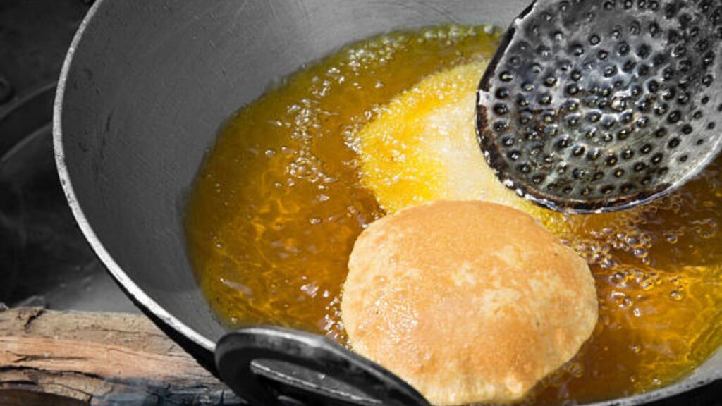 Edible oil rate today: खाद्यतेलाच्या किंमतीत मोठी घसरण; 15 लिटर तेलाच्या डब्याचे आजचे नवीन दर पहा. 3 Edible oil rate today