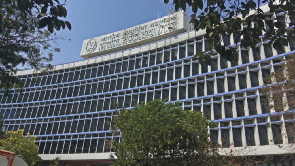 LIC New Business Premium: एलआयसी ने रचला नवा इतिहास! FY25 मध्ये कमावले ₹2.27 लाख कोटी; जाणून घ्या संपूर्ण माहिती. 2 LIC New Business Premium