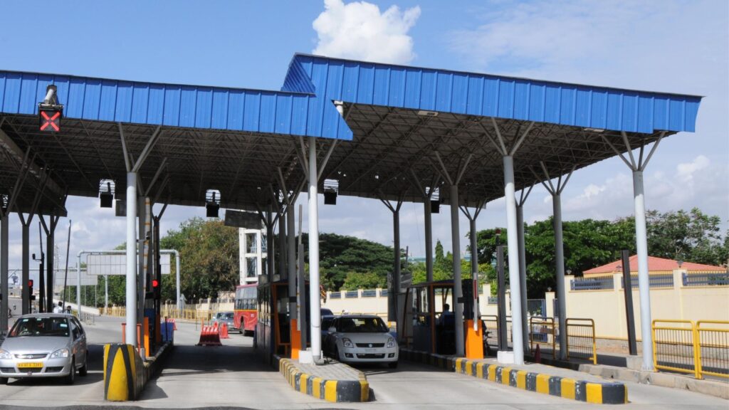 New toll policy: नितीन गडकरींची धमाकेदार घोषणा; टोलसाठी आता फक्त वार्षिक ₹3000, सोबत अनलिमिटेड प्रवास! 3 New toll policy