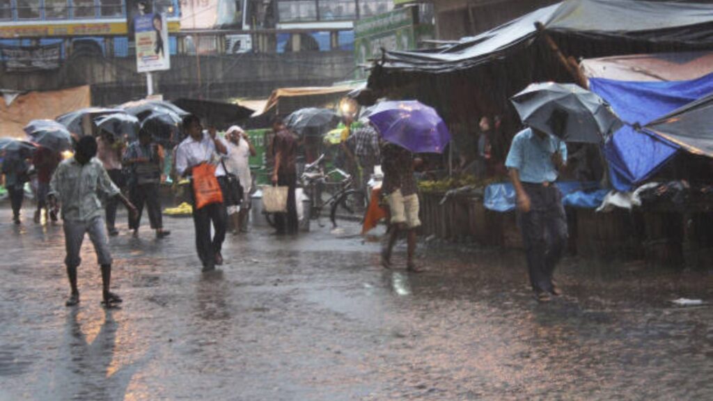 IMD weather update Maharashtra: महाराष्ट्रात मान्सूनची लवकर एंट्री; कोकण, विदर्भात समाधानकारक पाऊस, मुंबई-पुण्यात आनंददायक हवामान. 2 IMD weather update Maharashtra