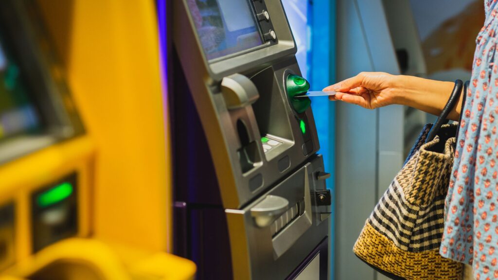 ATM Bank Charges: बँक एटीएम चार्जेस वाढल्याने तुमच्या खिशावर काय परिणाम होणार? जाणून घ्या नवीन दर, नियम आणि पैसे वाचवण्याचे उपाय. 3 ATM Bank Charges