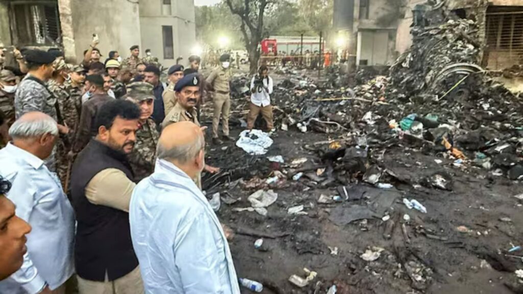 Ahmedabad Air India Plane Crash: अहमदाबाद विमान अपघातानंतर LIC चा मोठा निर्णय; मृतांचे क्लेम सेटलमेंट तातडीने पूर्ण होणार. 3 Ahmedabad Air India Plane Crash