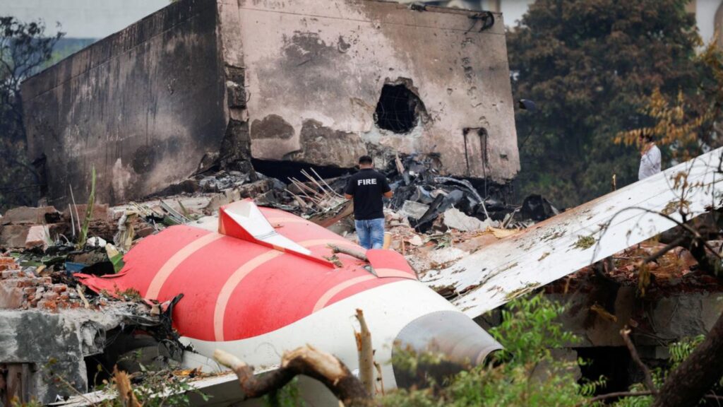 Ahmedabad Air India Plane Crash: अहमदाबाद विमान अपघातानंतर LIC चा मोठा निर्णय; मृतांचे क्लेम सेटलमेंट तातडीने पूर्ण होणार. 2 Ahmedabad Air India Plane Crash