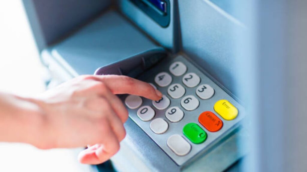 ATM Bank Charges: बँक एटीएम चार्जेस वाढल्याने तुमच्या खिशावर काय परिणाम होणार? जाणून घ्या नवीन दर, नियम आणि पैसे वाचवण्याचे उपाय. 2 ATM Bank Charges