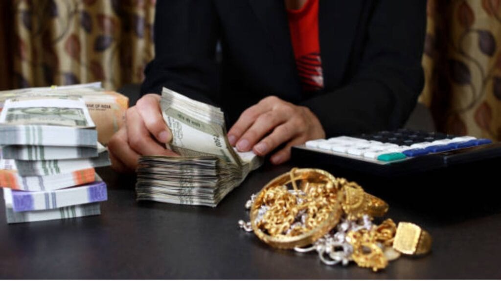 RBI Gold Loan New Rules: शेतकरी आणि लघु उद्योजकांसाठी मोठा दिलासा, आता सोने-चांदी तारण ठेवून सहज मिळणार कर्ज, RBI चा नवीन निर्णय. 2 RBI Gold Loan New Rules