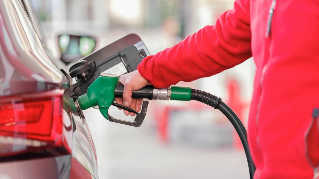 Petrol Fuel Prices: कच्च्या तेलाच्या किमतीत घट! पुढील काही महिन्यांत पेट्रोल-डिझेल होऊ शकते स्वस्त. 3 Petrol Fuel Prices