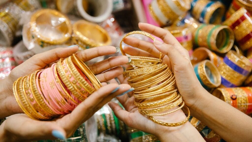Gold Silver Price 4 August 2025: आठवड्याची सुरुवात ग्राहकांसाठी धक्कादायक! सोन्याचा दर गगनाला पोहचले! 2 Gold Silver Price 4 August 2025