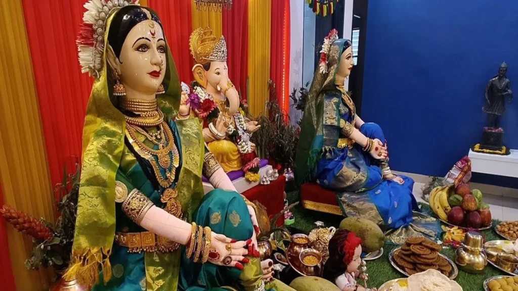 Gauri Pujan 2025: गौरी घरात घेण्याची योग्य पद्धत काय? गौराई घरात घेताना काय म्हणावे? पाहा गौरी पूजनाच्या महत्वाच्या गोष्टी! 4 Gauri Pujan 2025