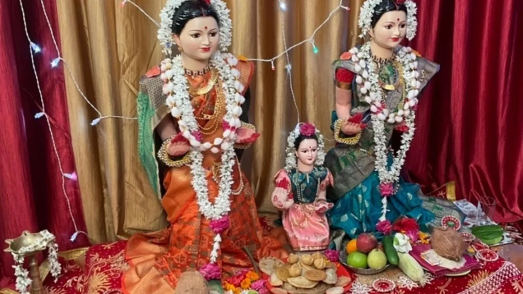 Gauri Pujan 2025: गौरी घरात घेण्याची योग्य पद्धत काय? गौराई घरात घेताना काय म्हणावे? पाहा गौरी पूजनाच्या महत्वाच्या गोष्टी! 3 Gauri Pujan 2025