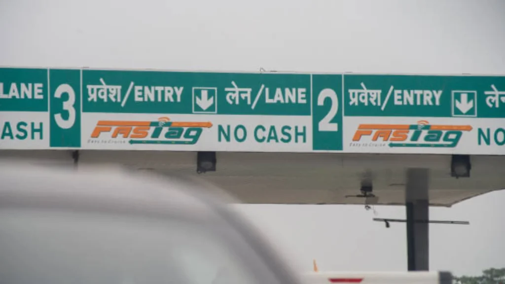 महाराष्ट्रातील 96 टोल नाक्यांवर सुरू होणार ₹3,000 FASTag Annual Pass; जाणून घ्या सविस्तर माहिती. 2 FASTag Annual Pass