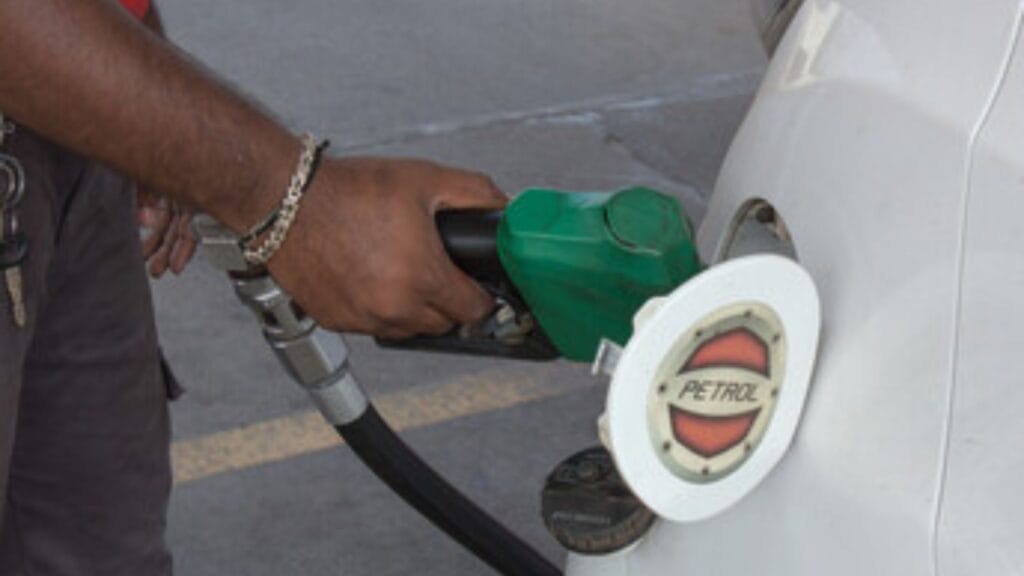 Petrol Diesel Latest Price: पेट्रोल डिझेलचे आजचे ताजे अपडेट दर; आपल्या शहरातील दर जाणून घ्या. 2 Petrol Diesel Latest Price