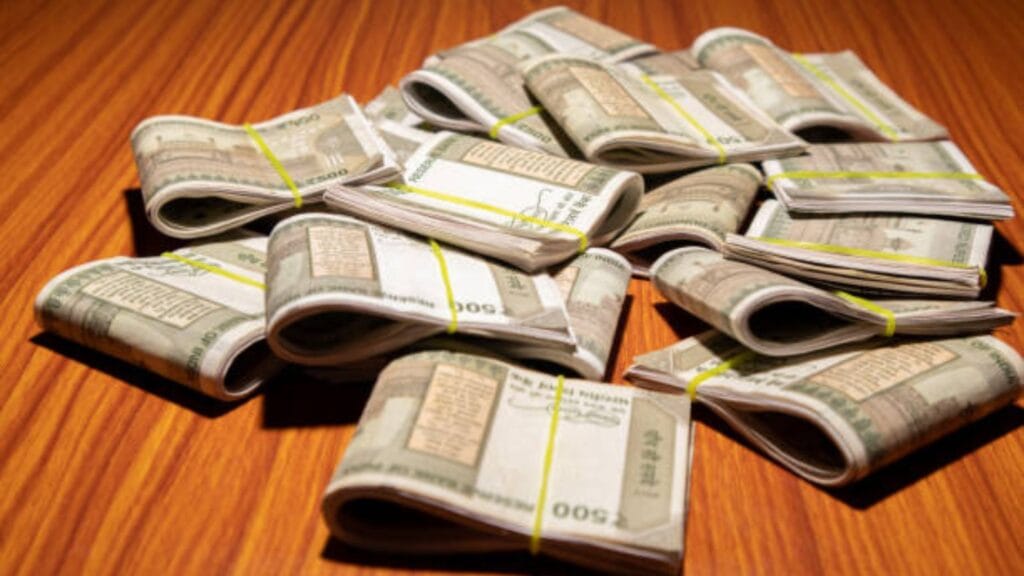 Cash Limit at Home: आपल्या घरी रोख रक्कम ठेवण्याची मर्यादा किती? जाणून घ्या भारतीय कायदा काय सांगतो. 3 Cash Limit at Home