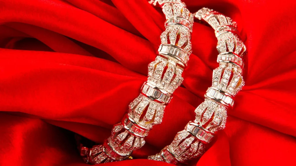 Silver Gold Rates: सोनं आणि चांदीच्या किंमतींमध्ये मोठी घसरण! गुंतवणूकदारांसाठी सुवर्णसंधी? जाणून घ्या कशी. 3 Silver Gold Rates